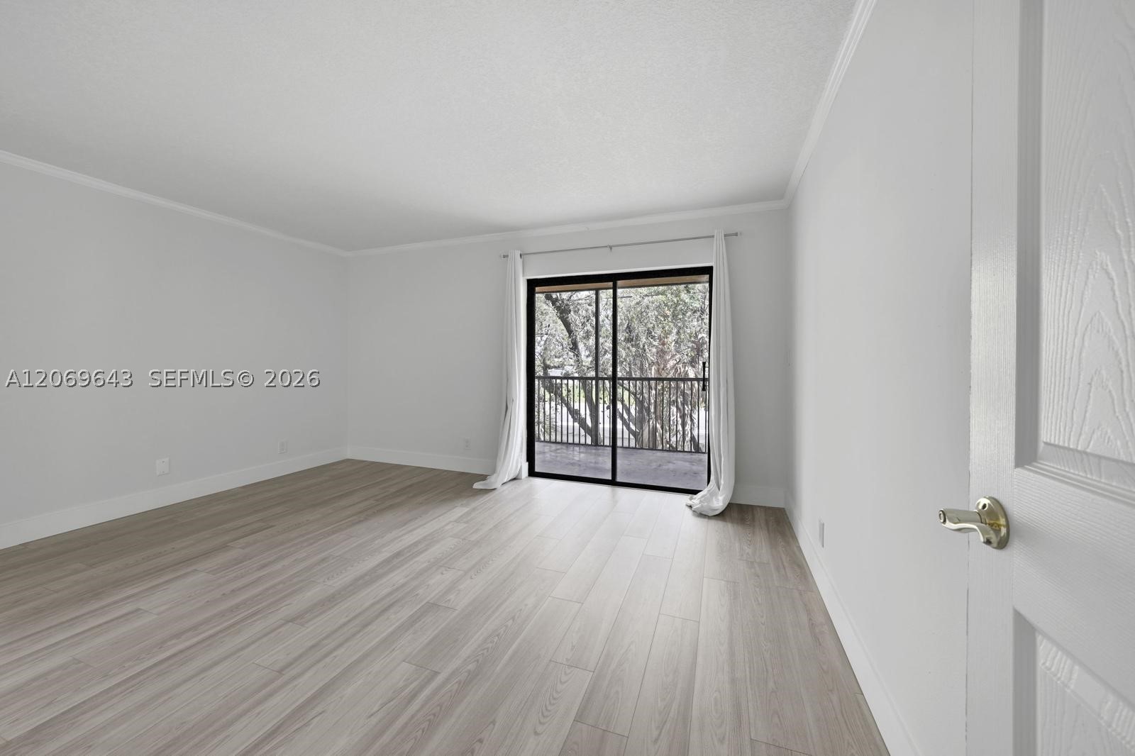 185 Lakeview Dr #201, Weston FL 33326