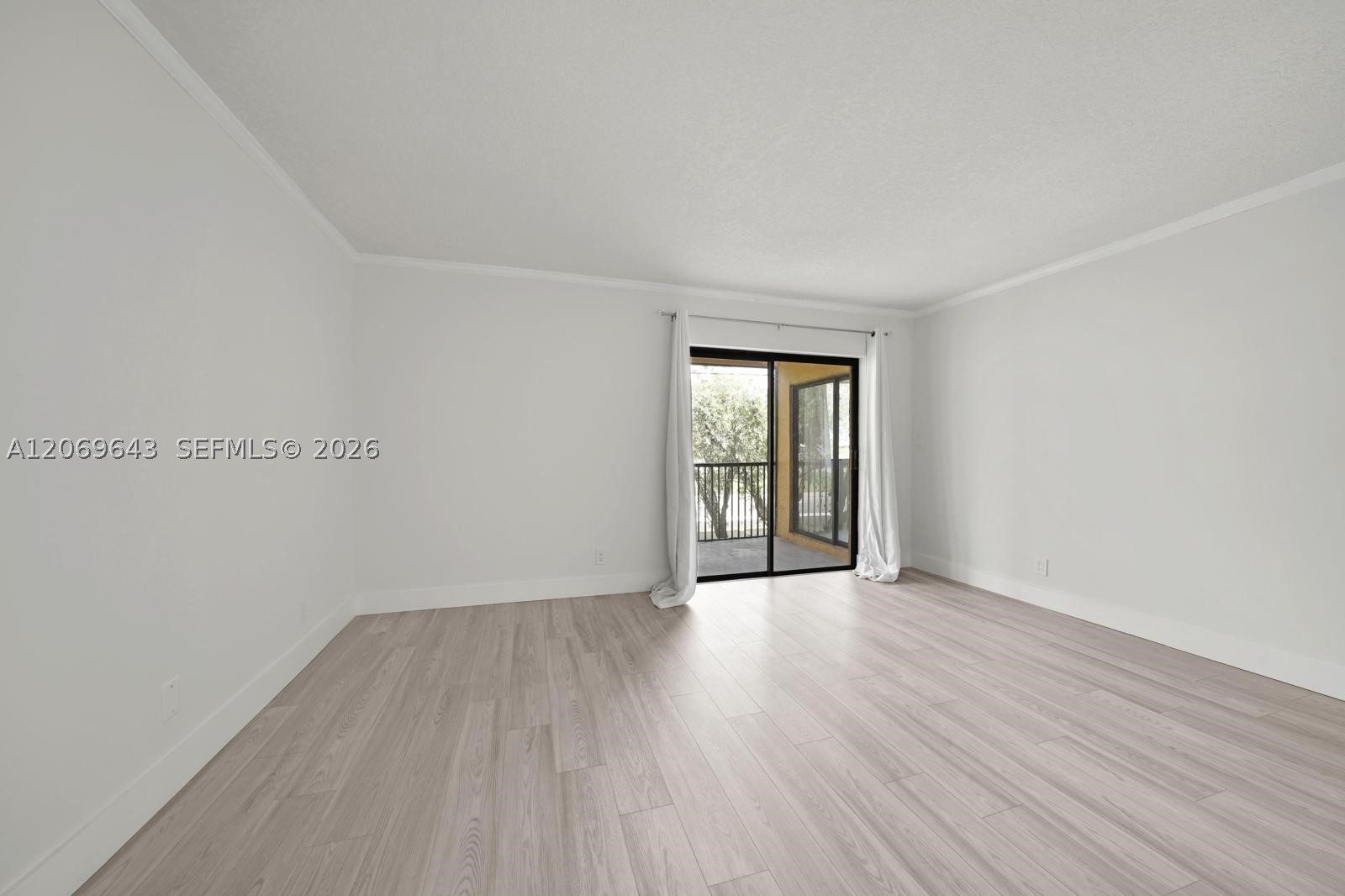 185 Lakeview Dr #201, Weston FL 33326