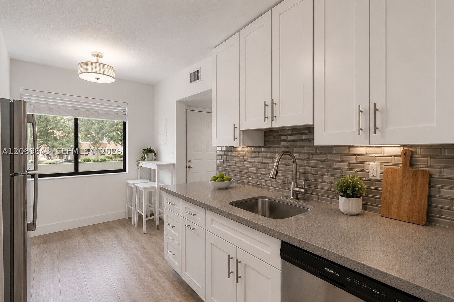 185 Lakeview Dr #201, Weston FL 33326