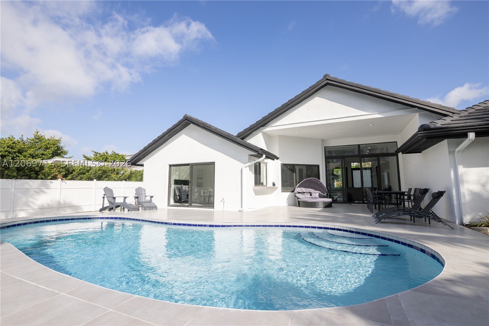 201 Holiday Dr, Hallandale Beach FL 33009