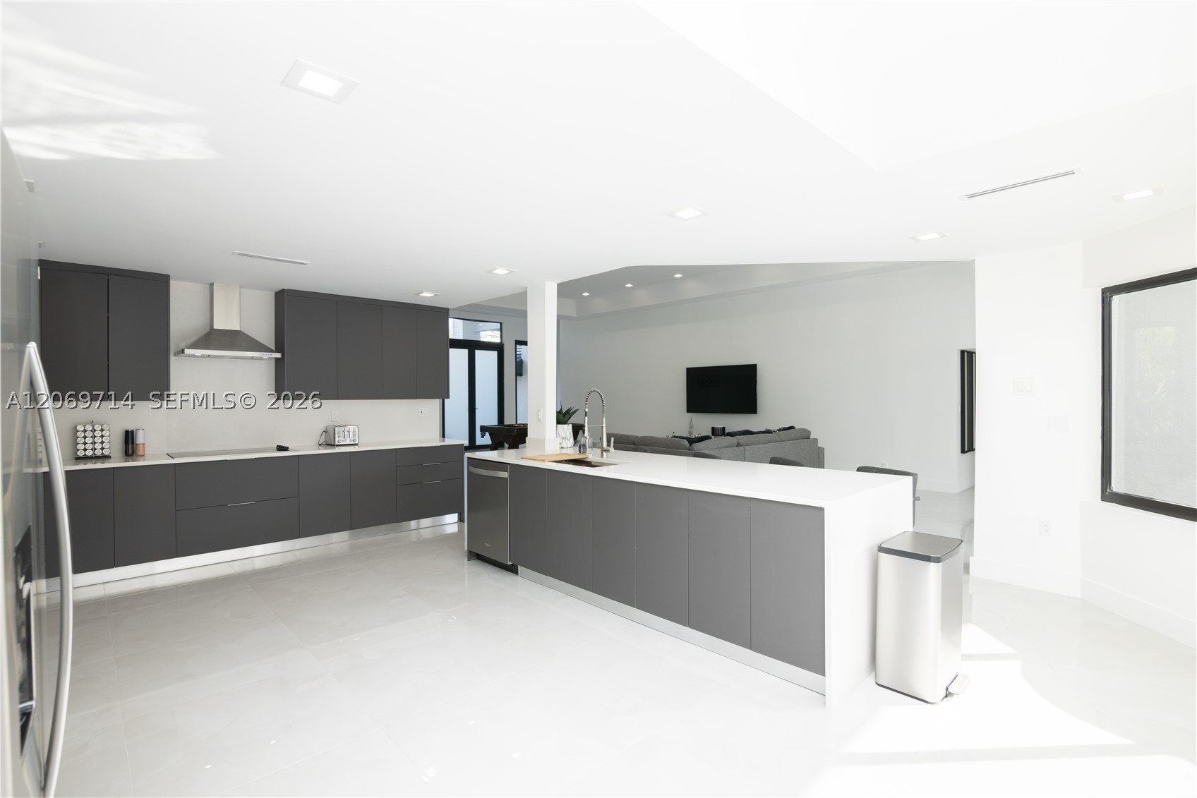 201 Holiday Dr, Hallandale Beach FL 33009