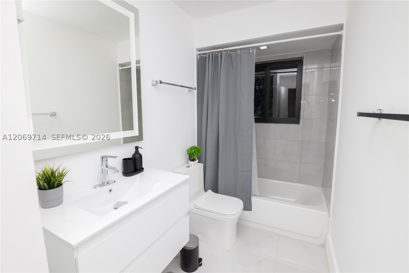 201 Holiday Dr, Hallandale Beach FL 33009