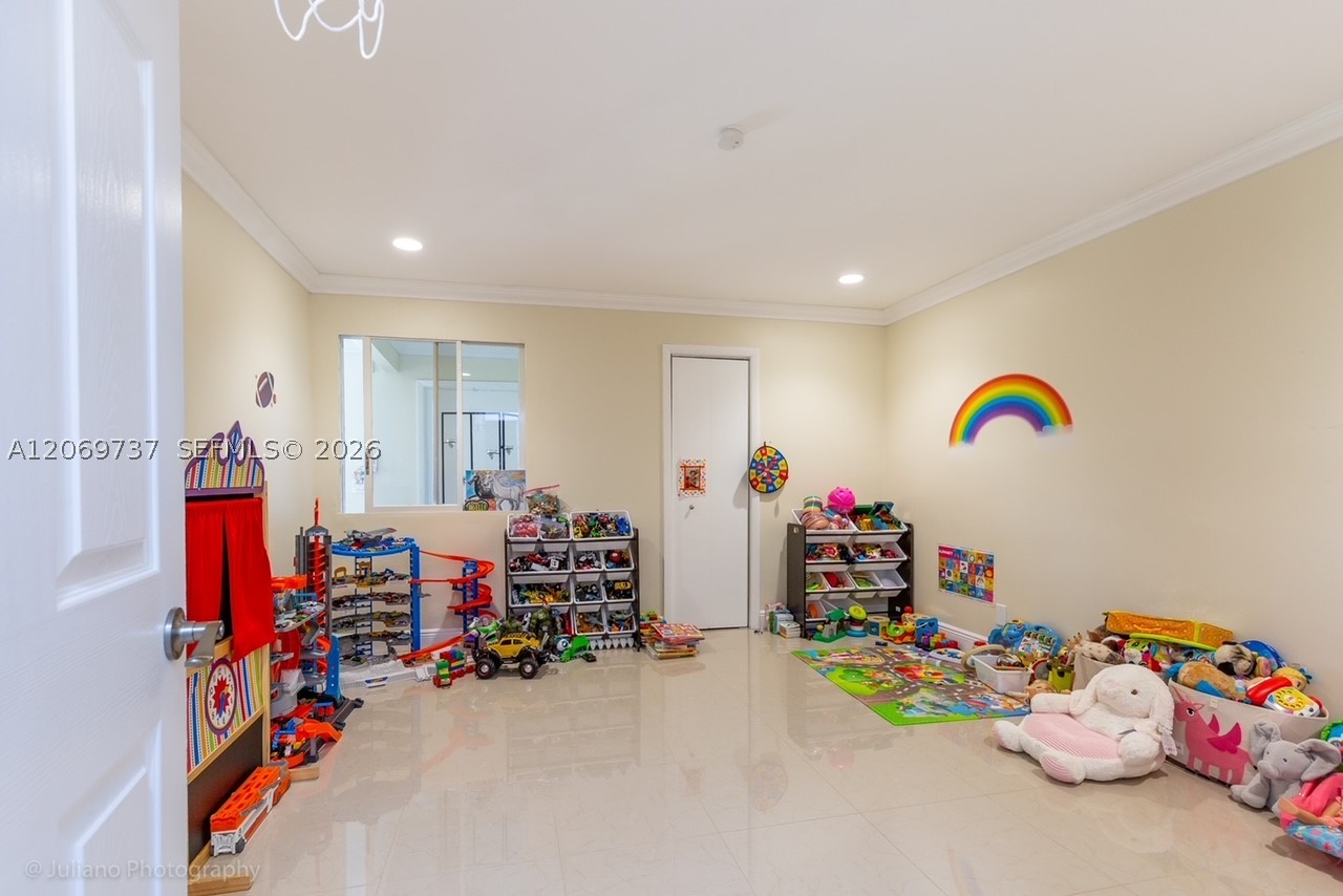 437 Holiday Dr, Hallandale Beach FL 33009
