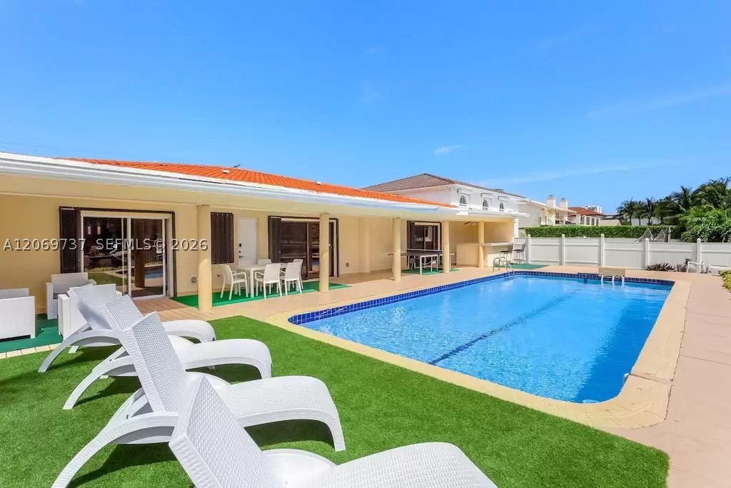 437 Holiday Dr, Hallandale Beach FL 33009