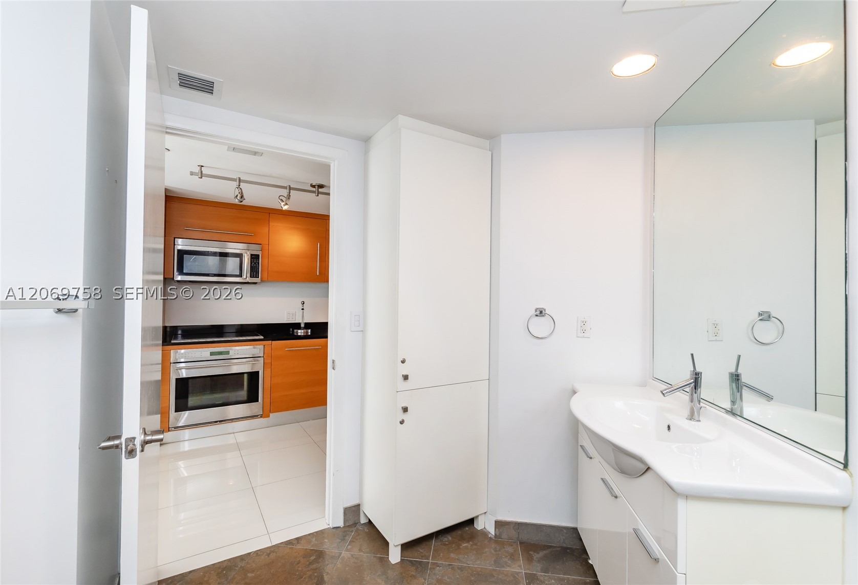 475 Brickell Ave #2908, Miami FL 33131