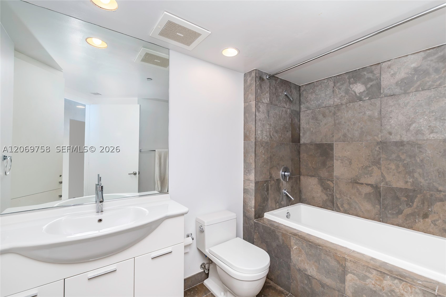 475 Brickell Ave #2908, Miami FL 33131