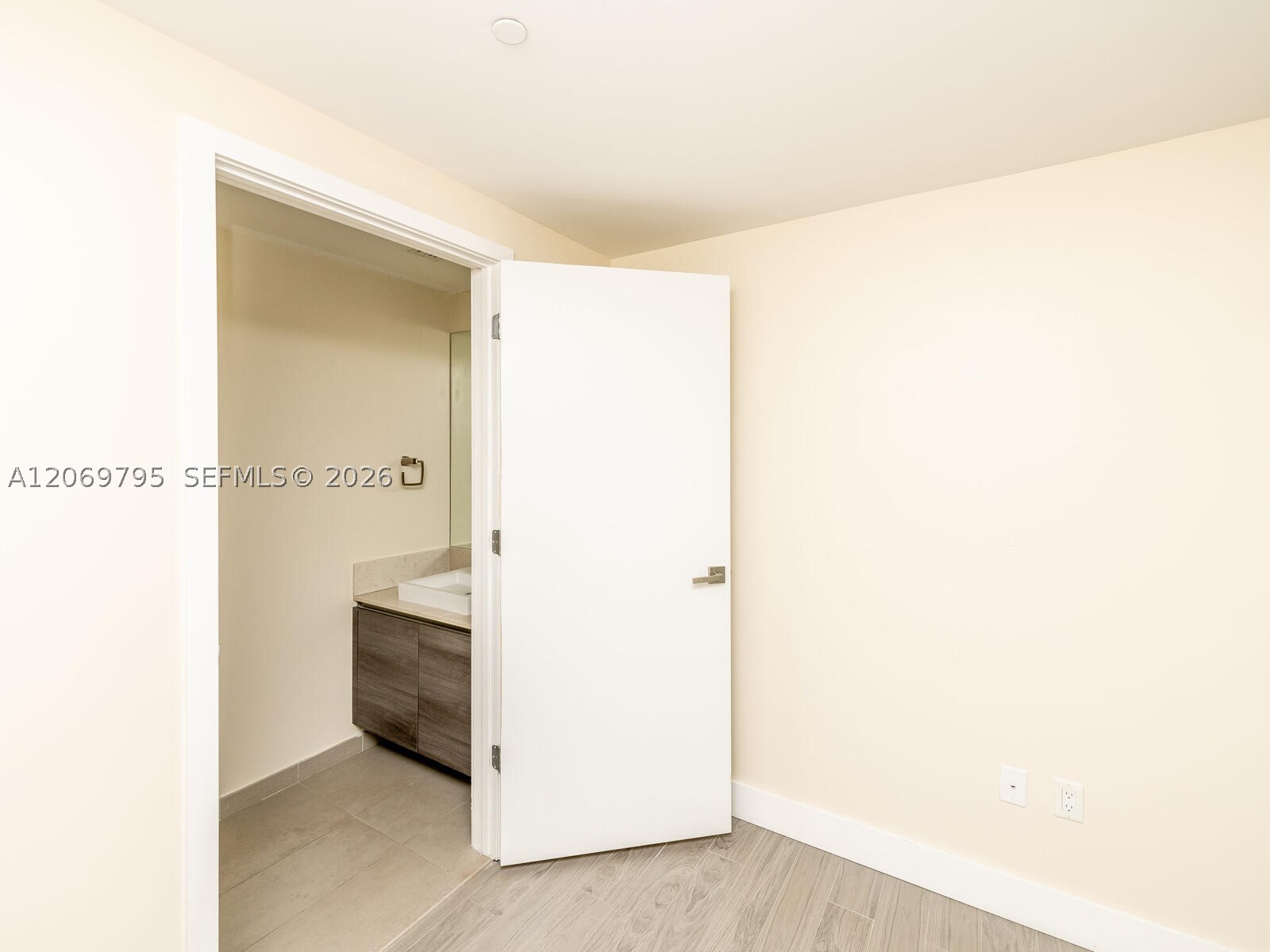 1080 Brickell Ave #2206, Miami FL 33131