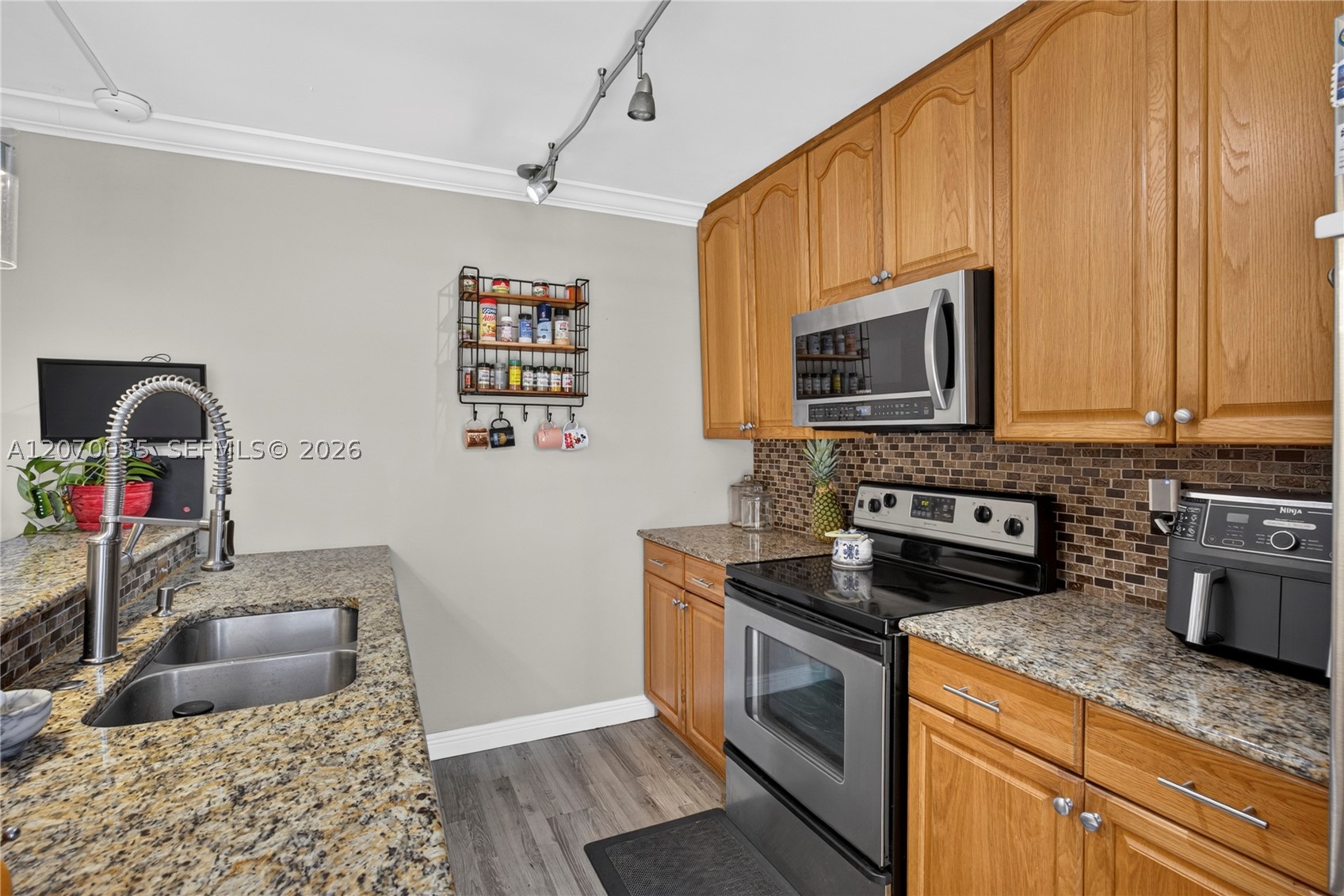 953 Springdale Cir, Palm Springs FL 33461