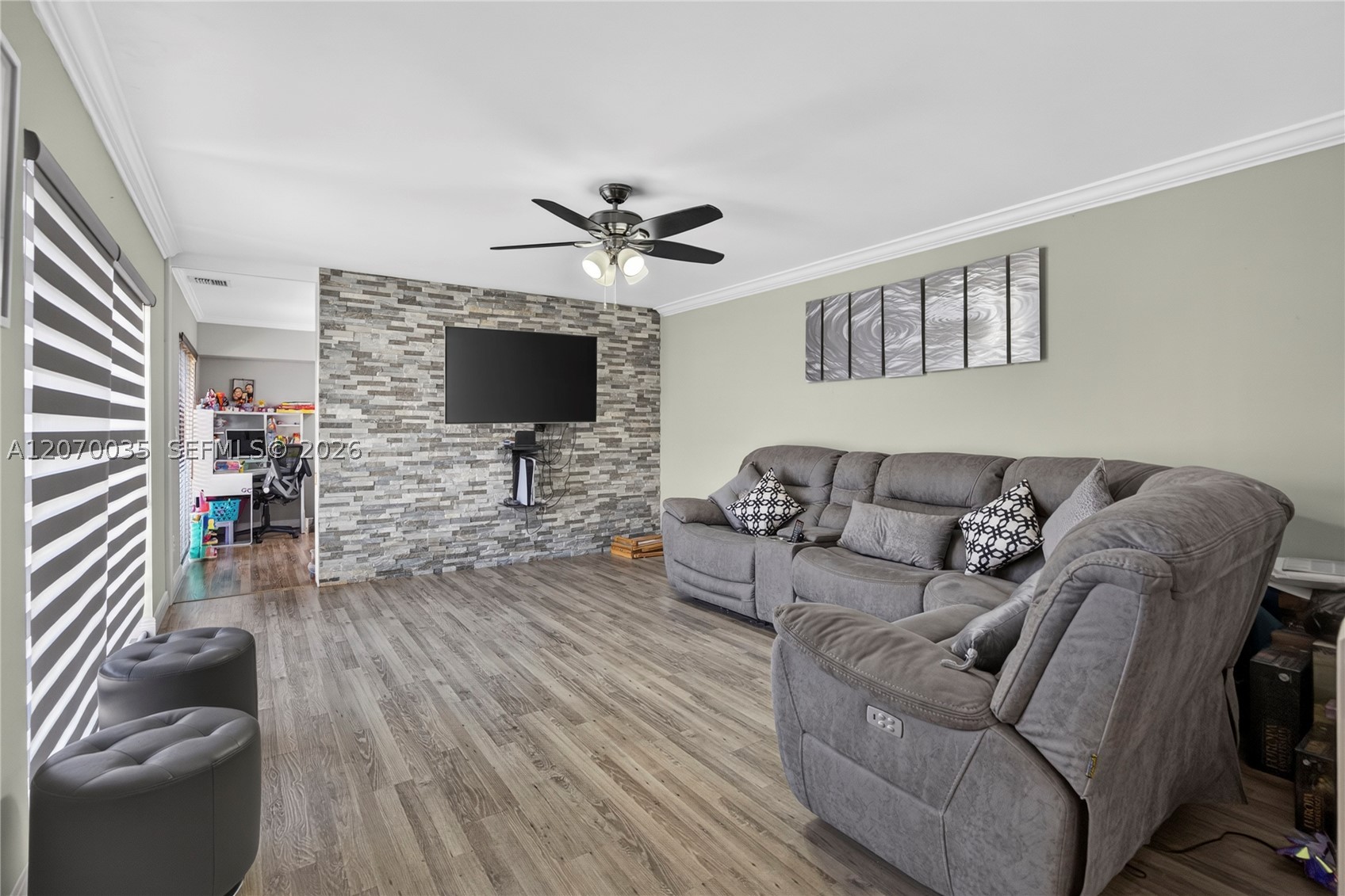 953 Springdale Cir, Palm Springs FL 33461