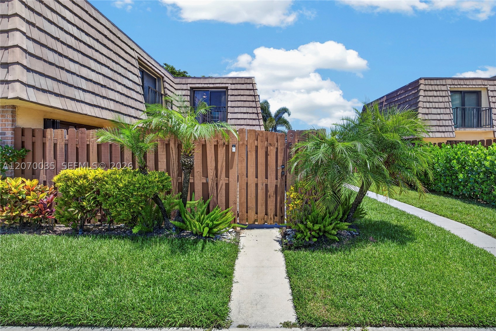 953 Springdale Cir, Palm Springs FL 33461