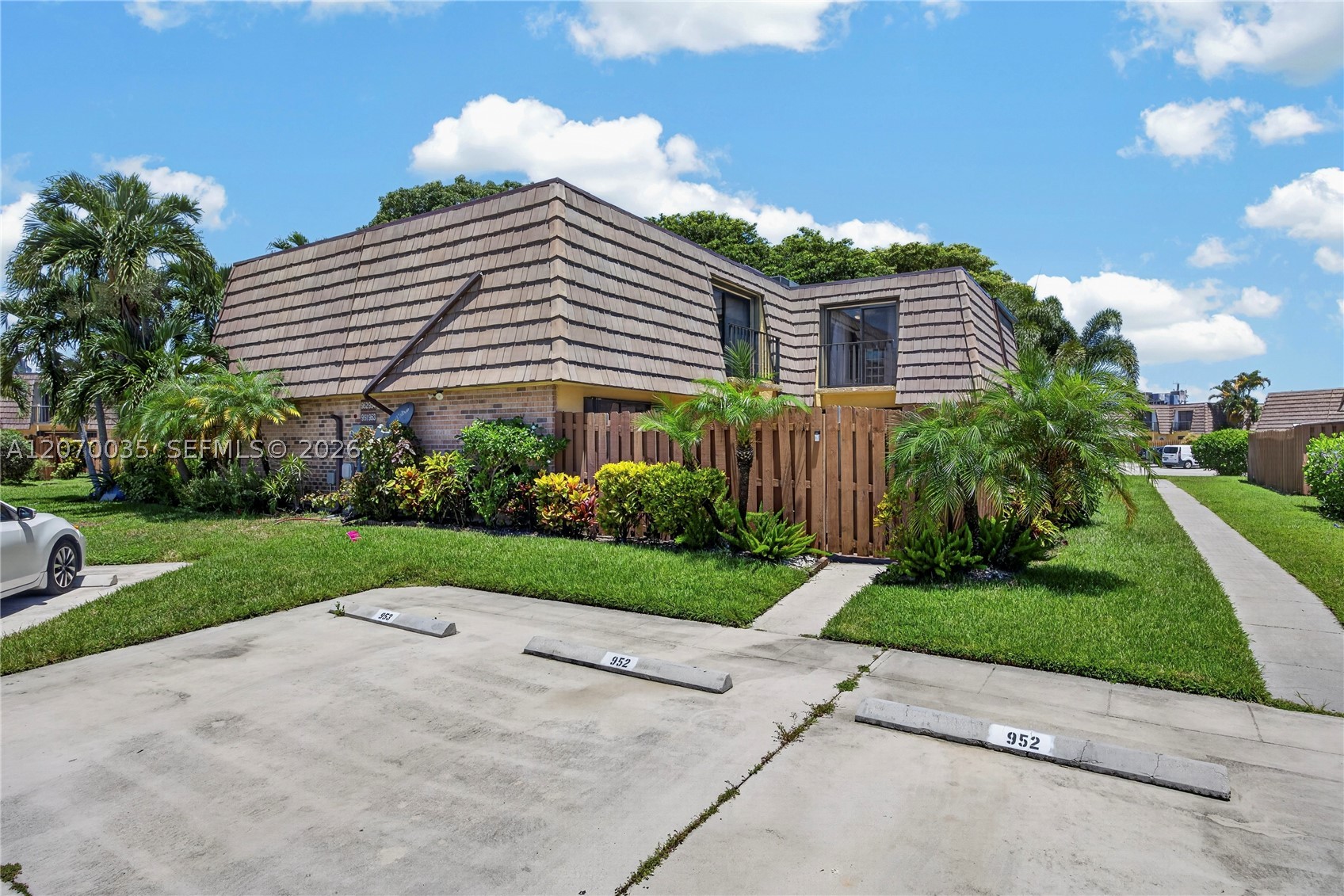 953 Springdale Cir, Palm Springs FL 33461