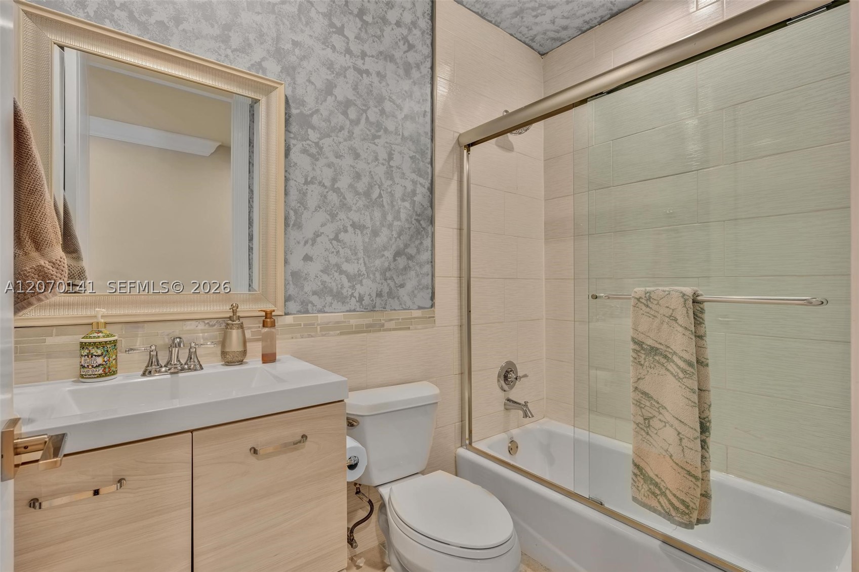 3828 Pine Lake Dr, Weston FL 33332