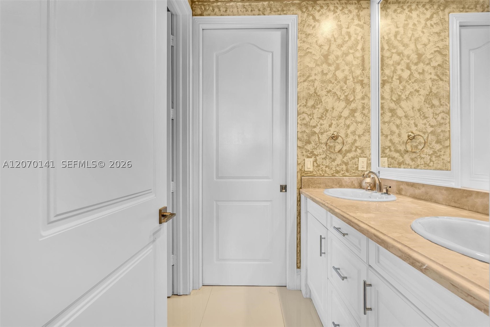 3828 Pine Lake Dr, Weston FL 33332