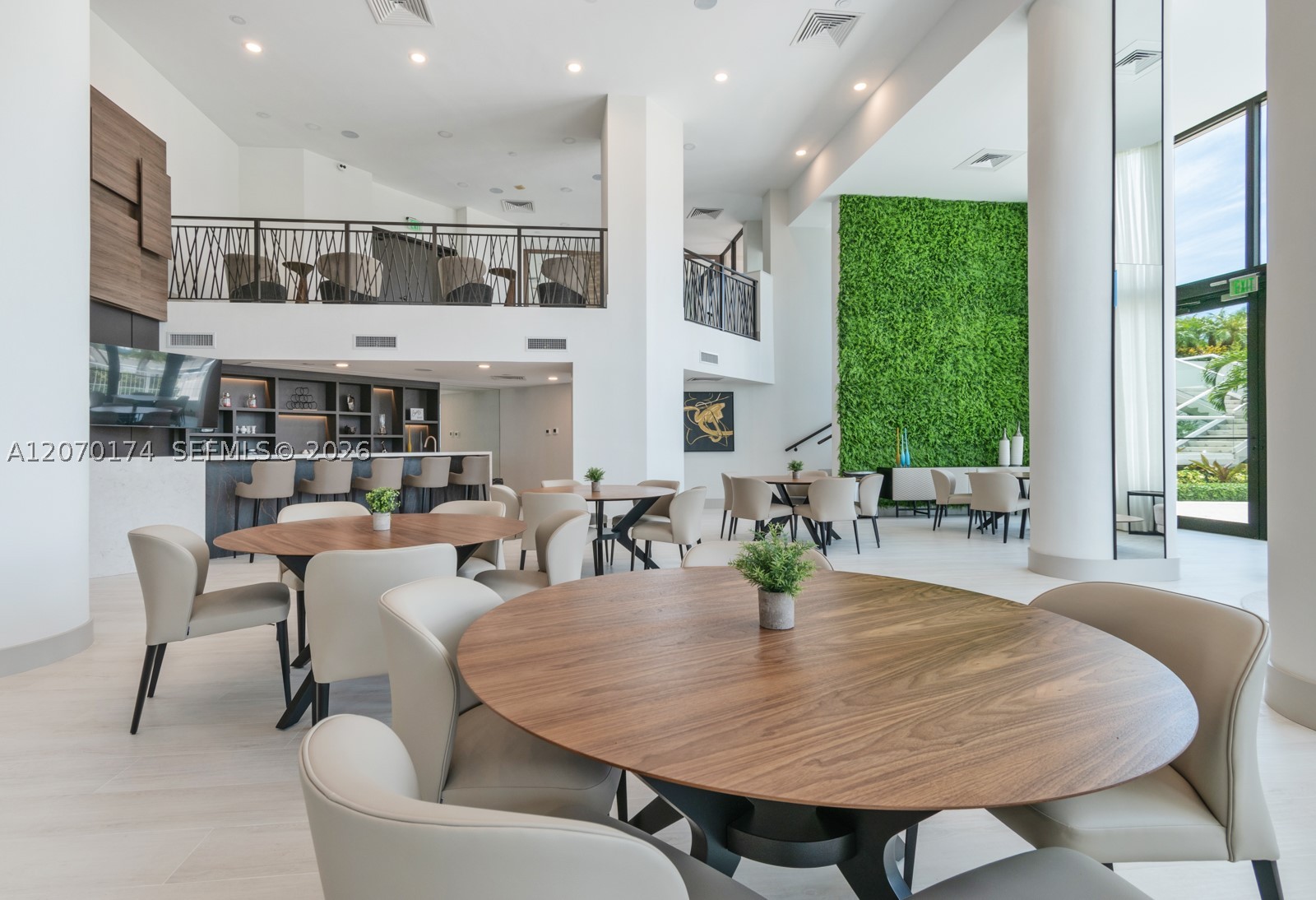 1000 W Island Blvd #202, Aventura FL 33160