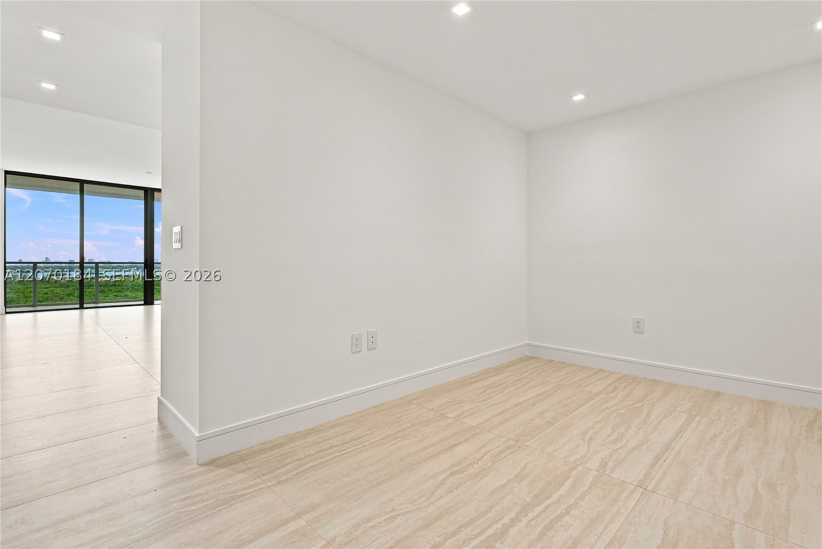 2411 Laguna Cir #1402, Miami FL 33181
