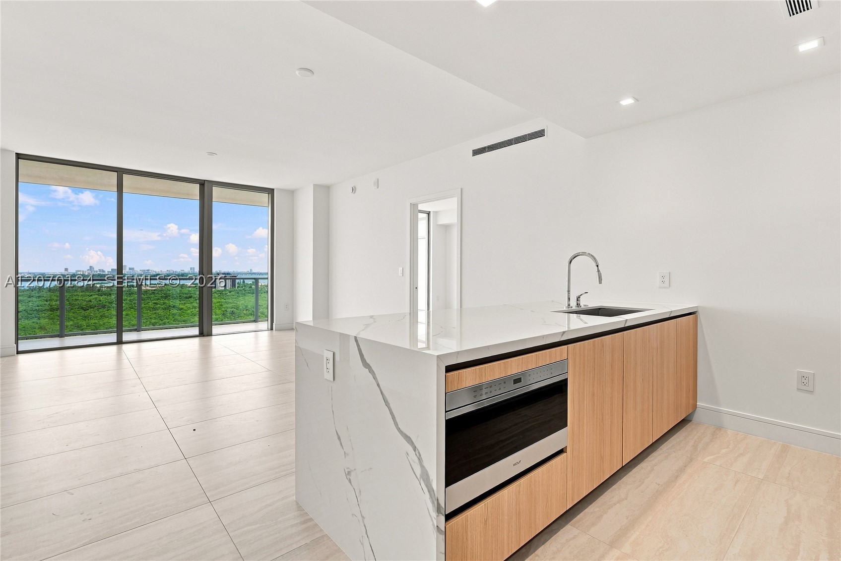 2411 Laguna Cir #1402, Miami FL 33181