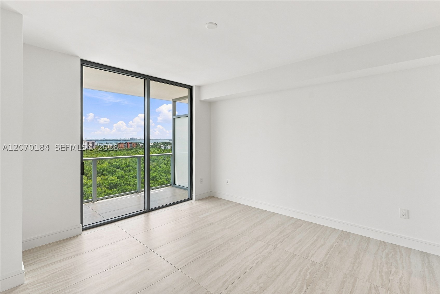 2411 Laguna Cir #1402, Miami FL 33181