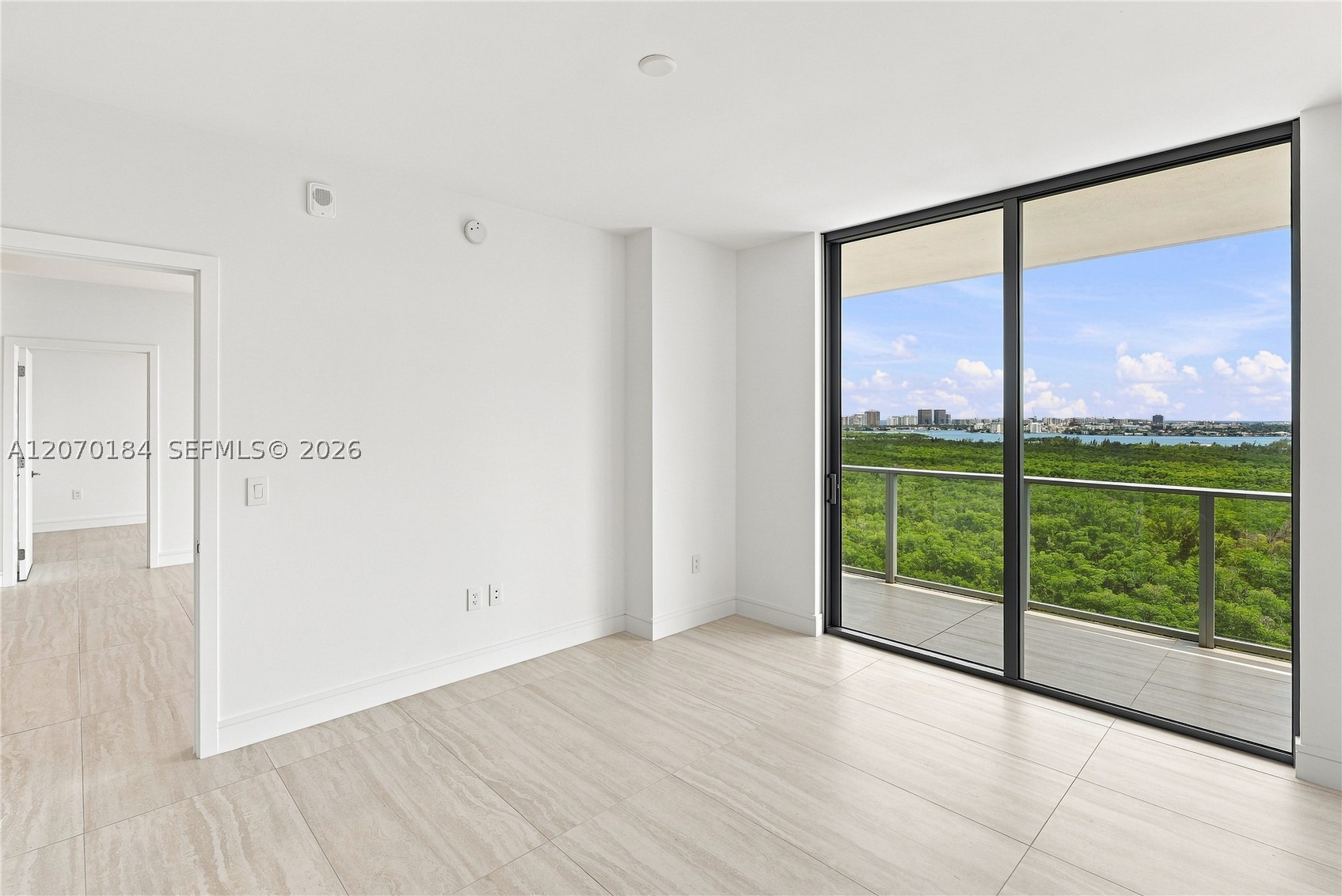 2411 Laguna Cir #1402, Miami FL 33181