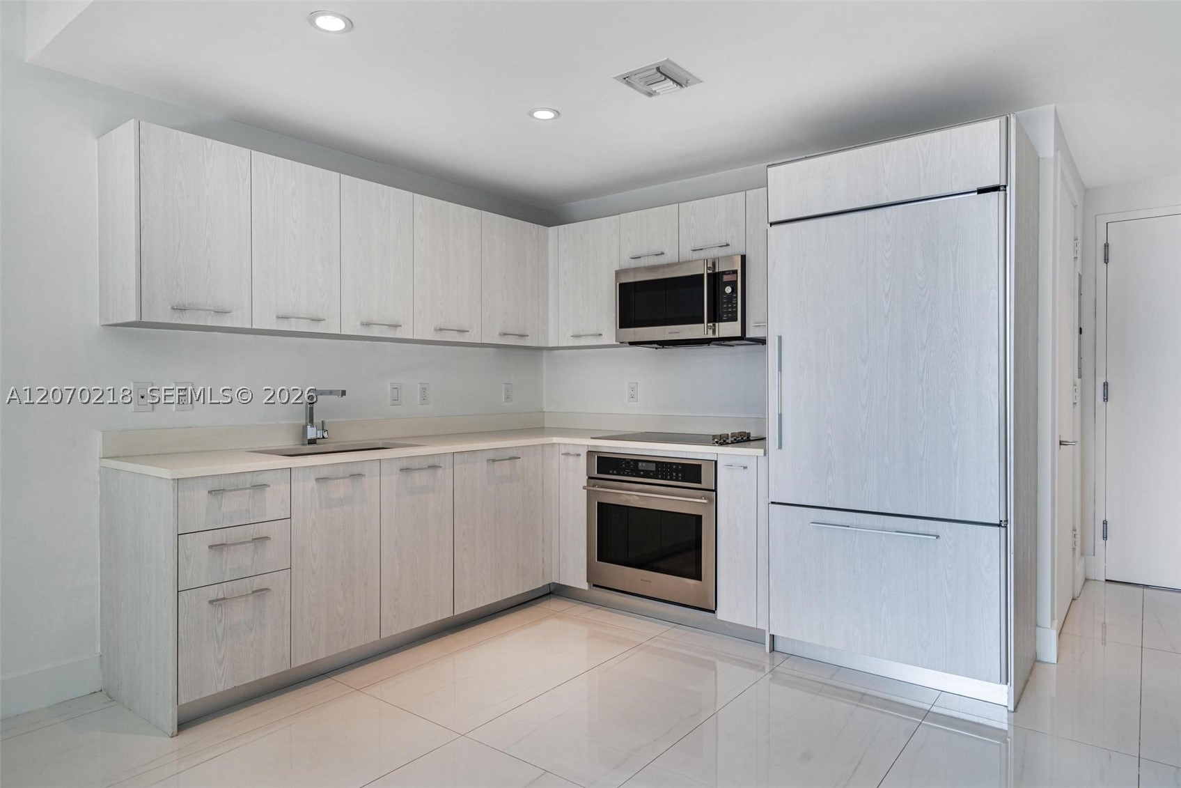 45 SW 9th St #2002, Miami FL 33130