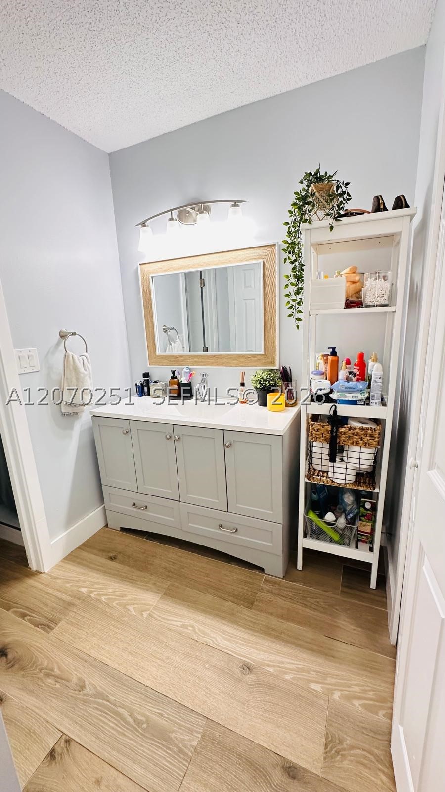 223 Lakeview Dr #204, Weston FL 33326