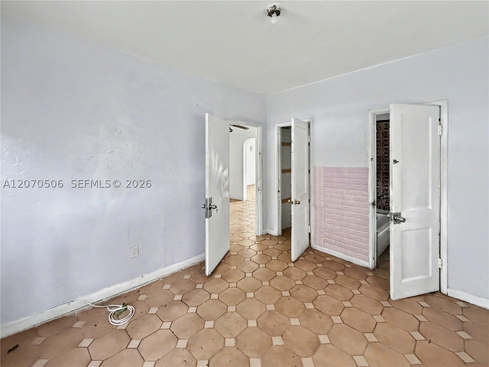 Miami FL 33125 - A12070506