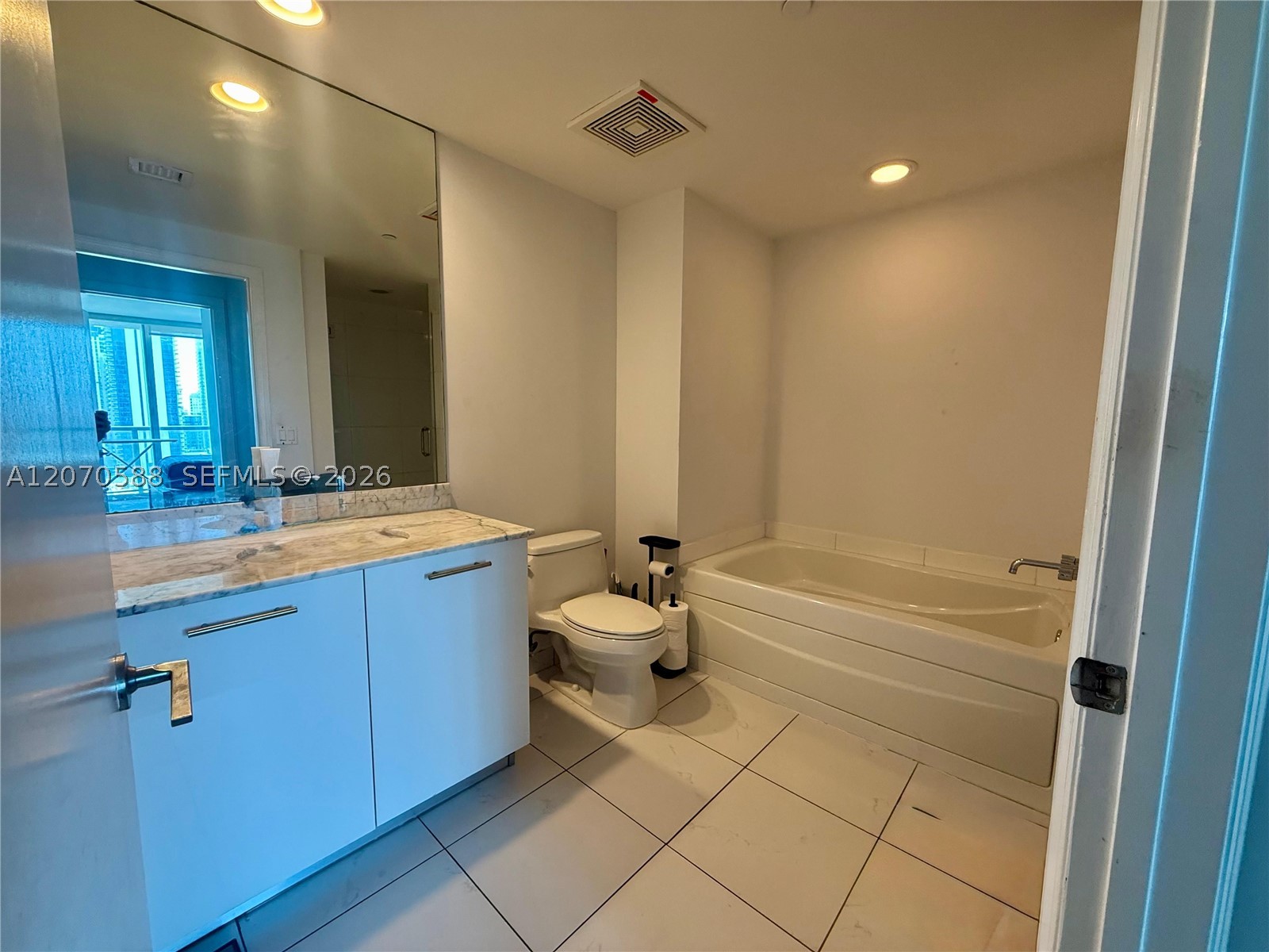 55 SE 6th St #2404, Miami FL 33131