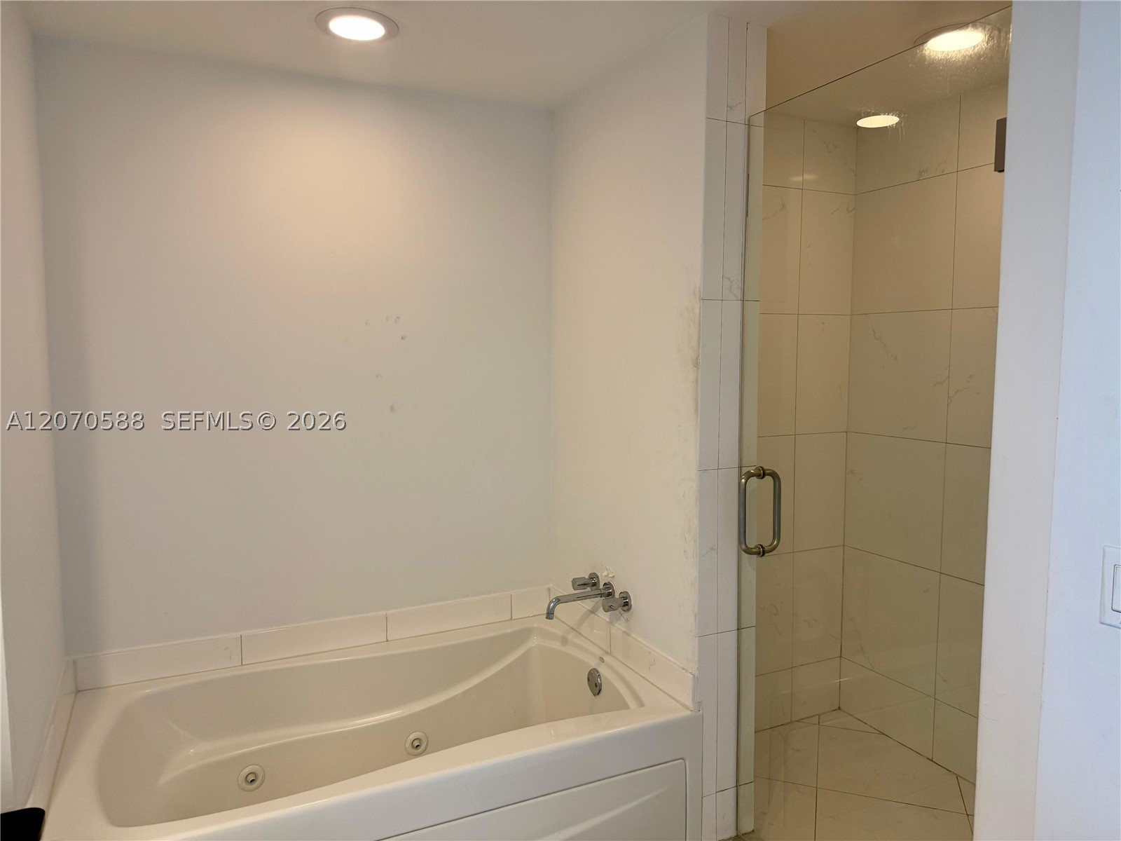 55 SE 6th St #2404, Miami FL 33131