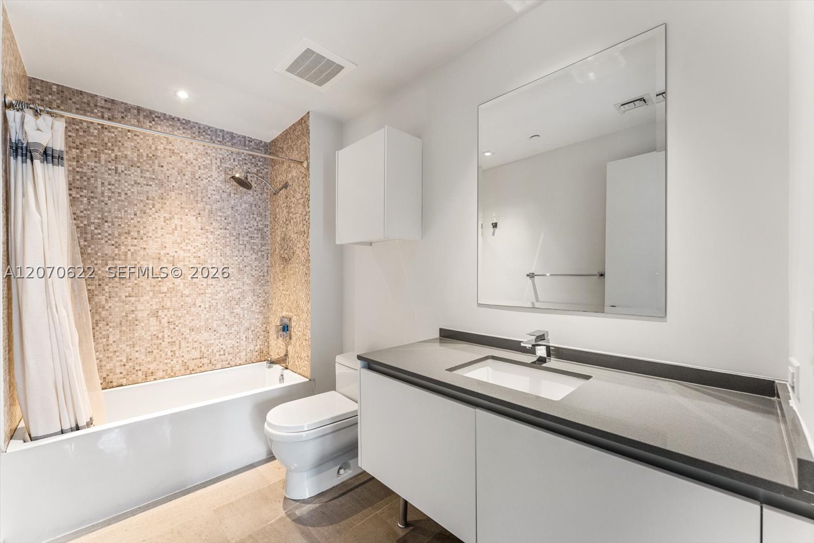68 SE 6th St #2304, Miami FL 33131