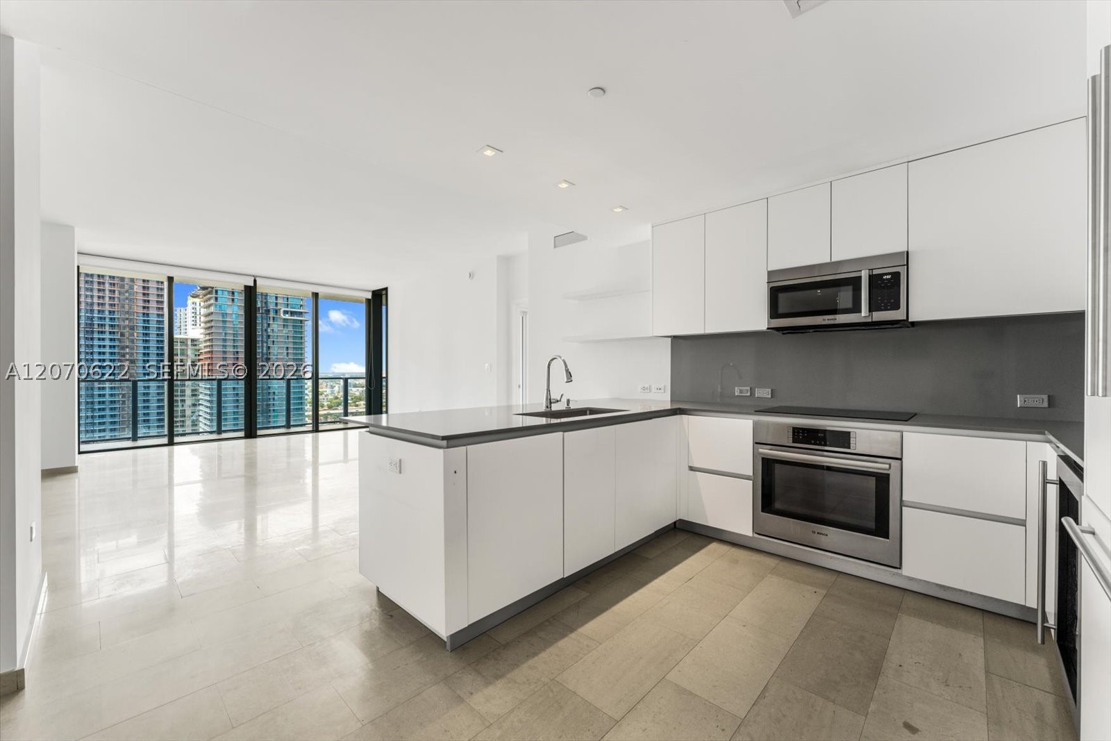 68 SE 6th St #2304, Miami FL 33131