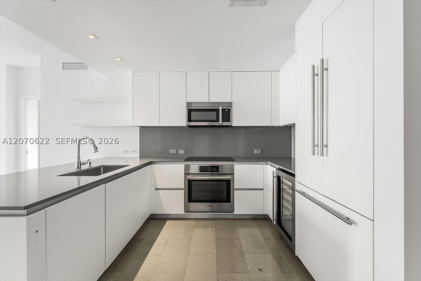 68 SE 6th St #2304, Miami FL 33131