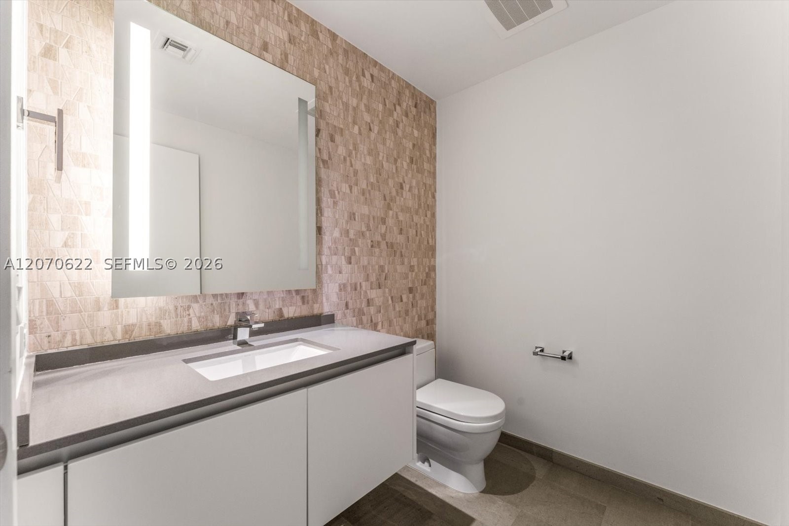 68 SE 6th St #2304, Miami FL 33131