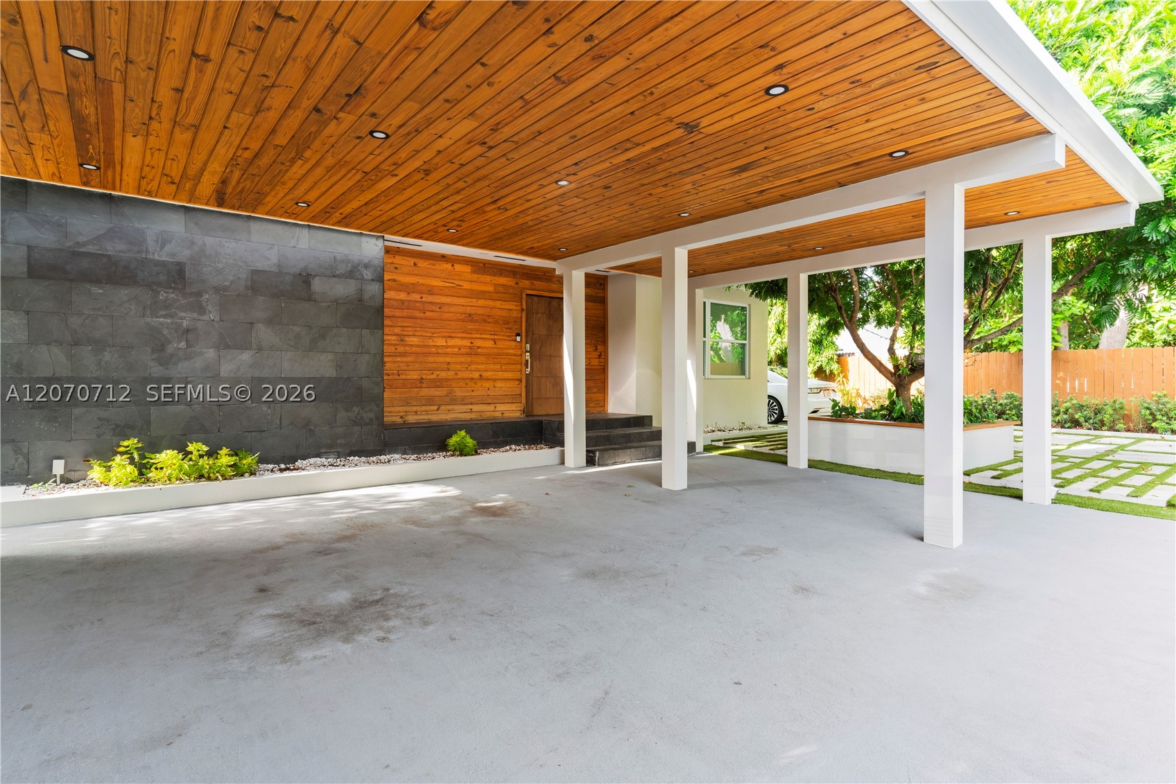 221 NE 44th St, Miami FL 33137