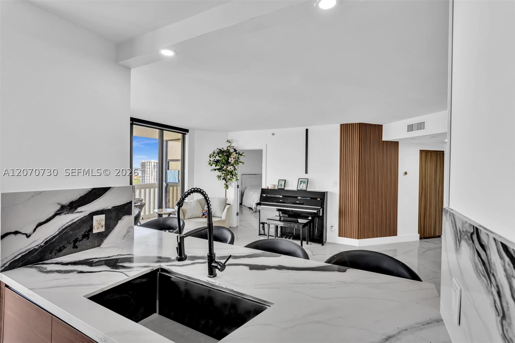 1000 W Island Blvd #1710, Aventura FL 33160
