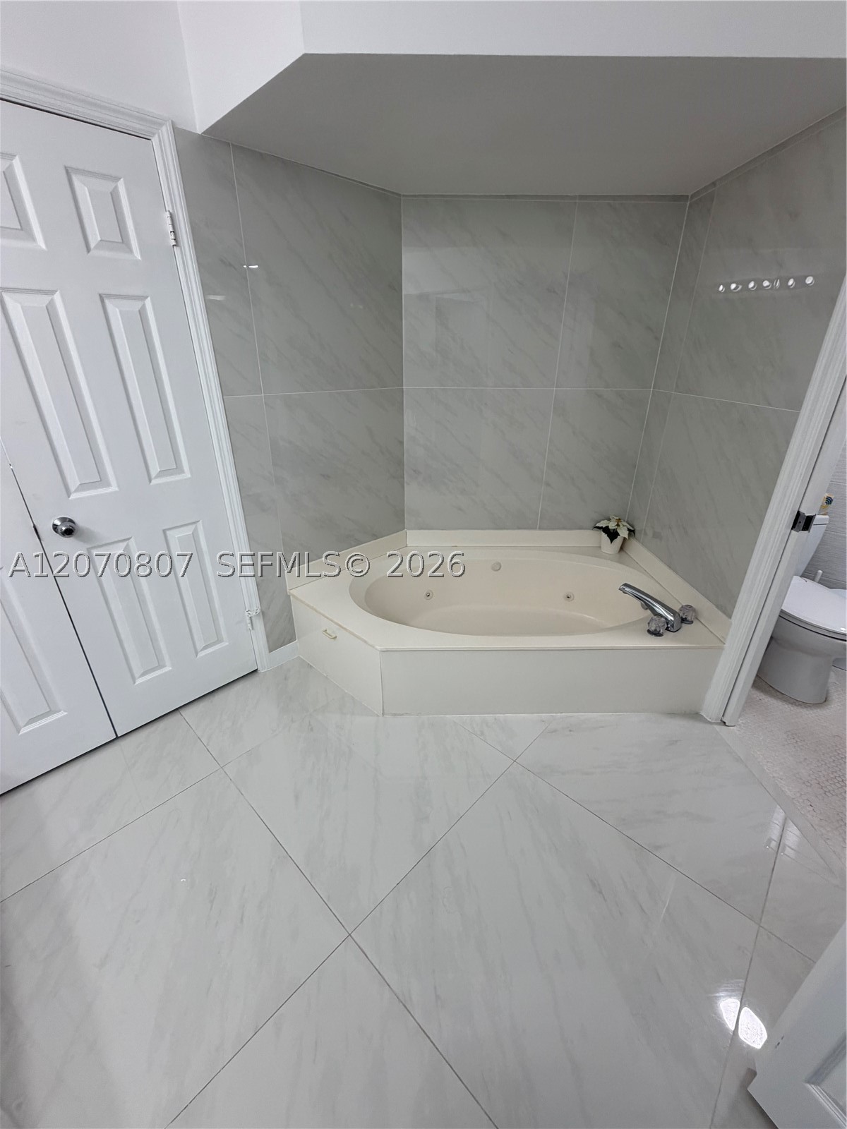 3500 Mystic Pointe Dr #405, Aventura FL 33180