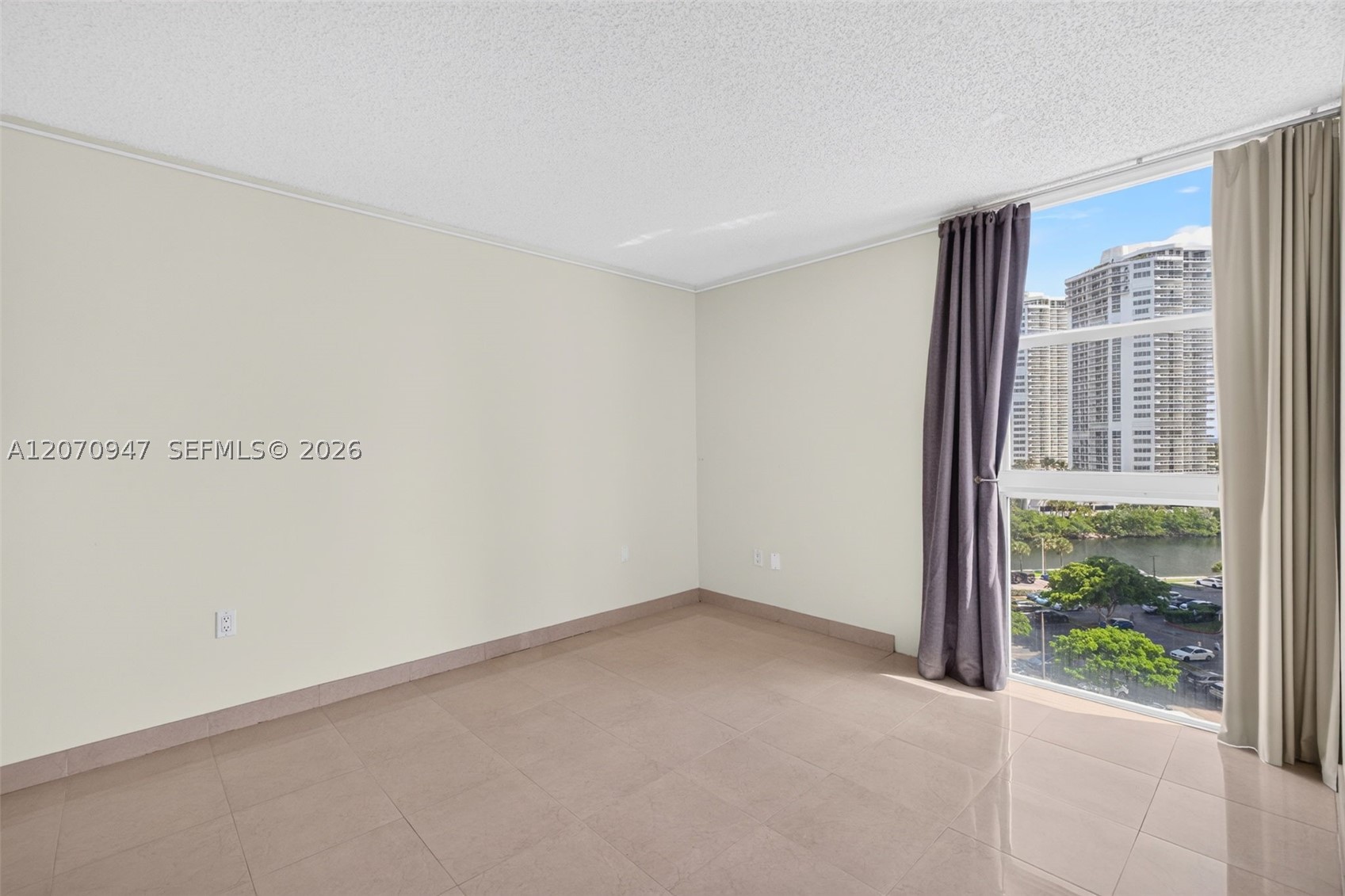 3731 N Country Club Dr #1023, Aventura FL 33180