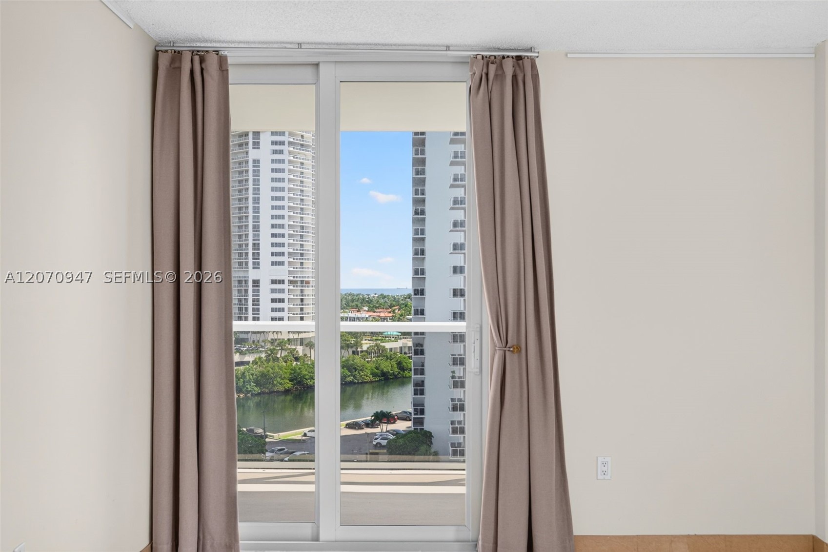 3731 N Country Club Dr #1023, Aventura FL 33180