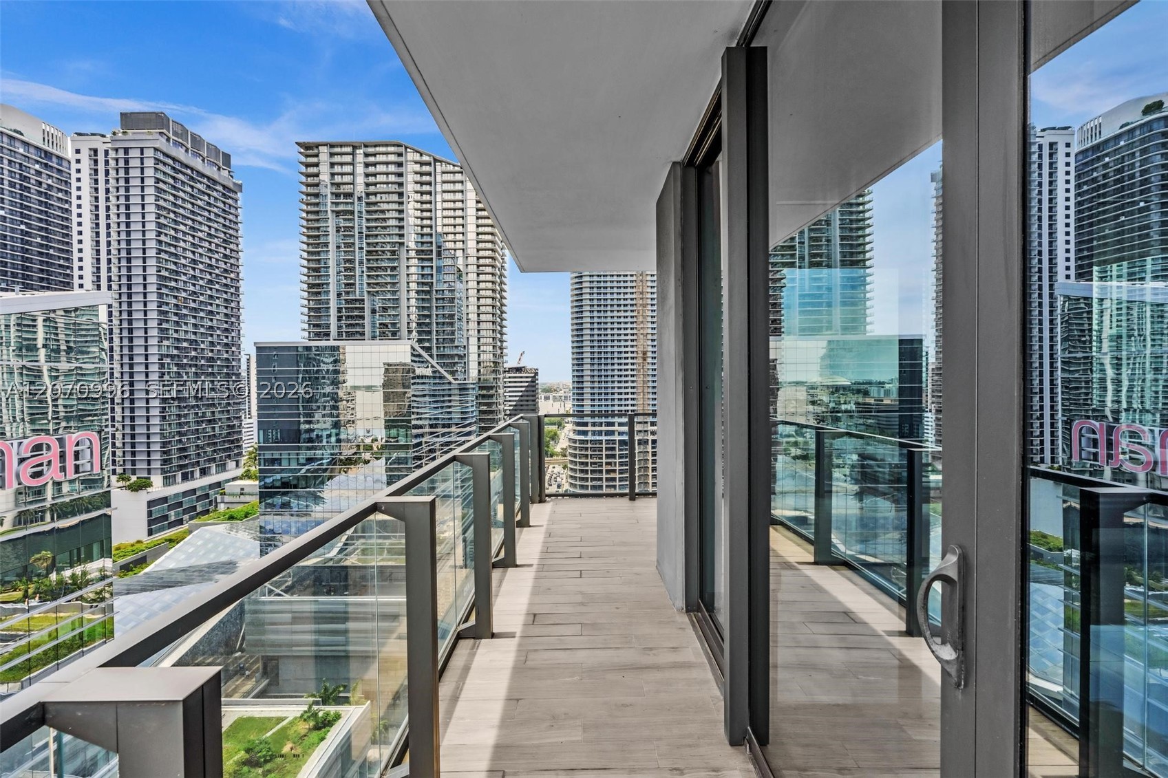 68 SE 6th St #1702, Miami FL 33131