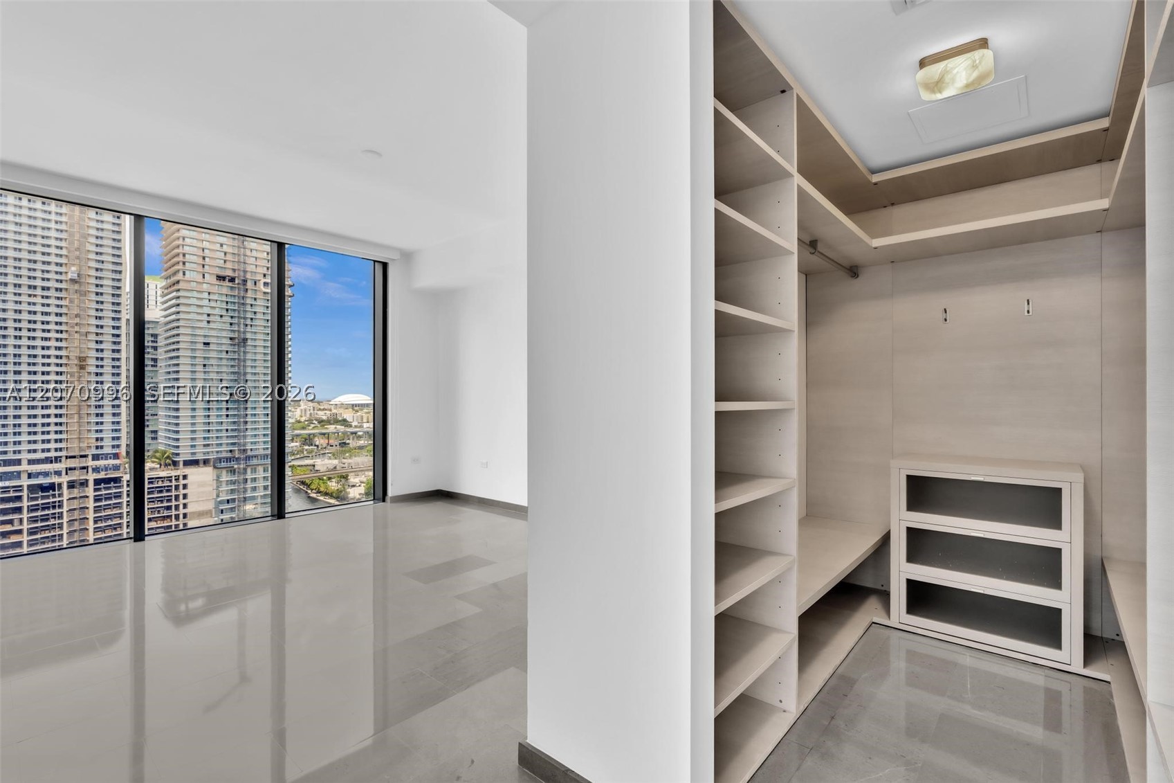 68 SE 6th St #1702, Miami FL 33131