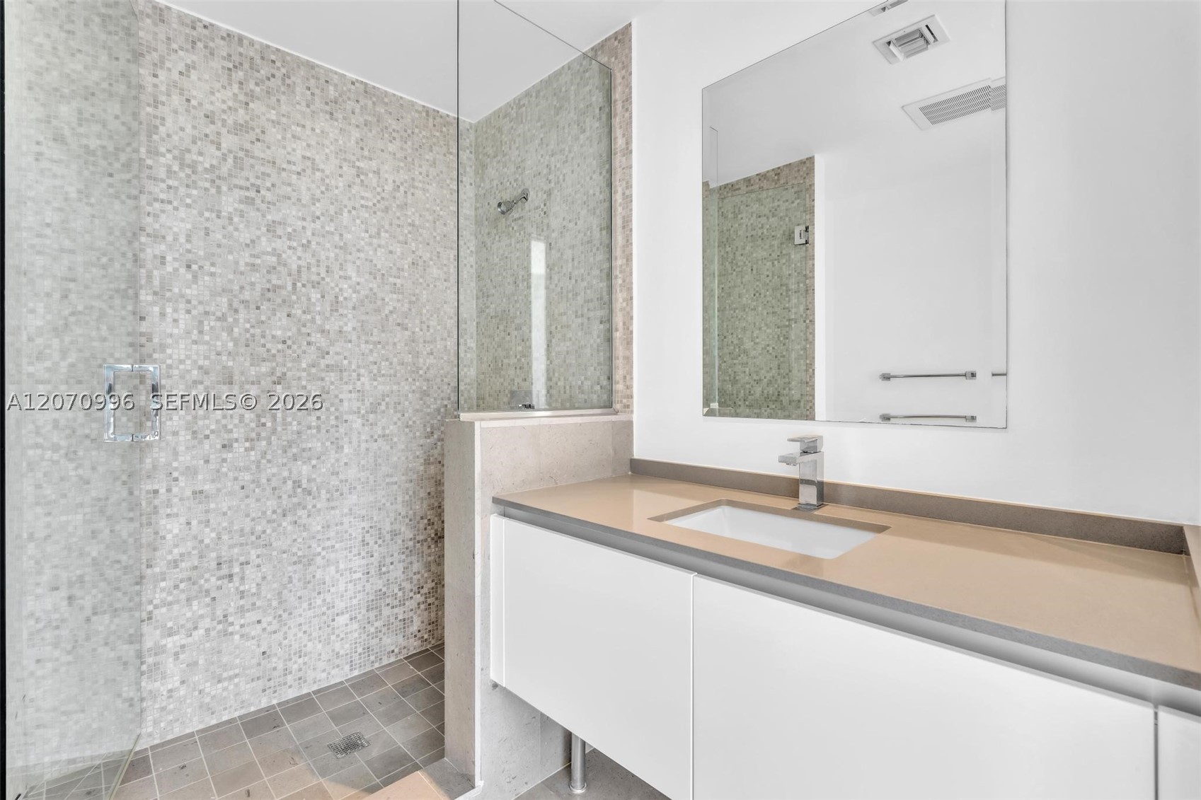 68 SE 6th St #1702, Miami FL 33131