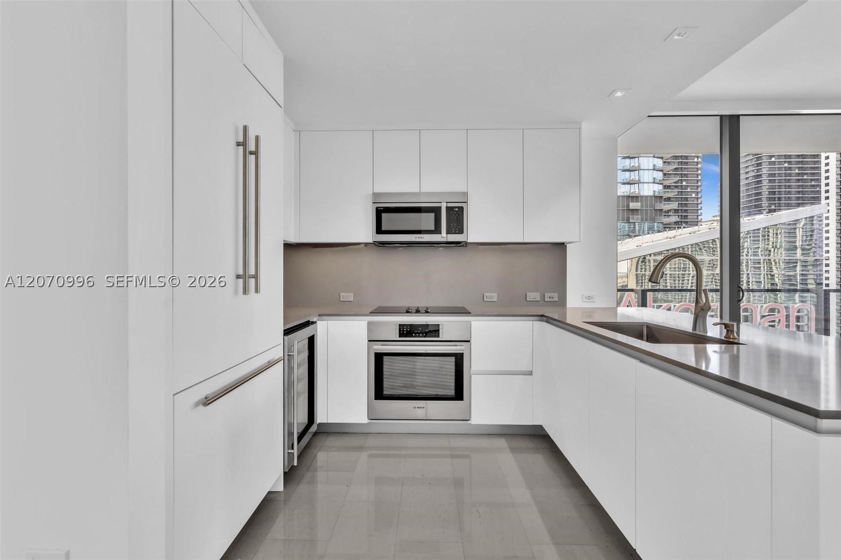 68 SE 6th St #1702, Miami FL 33131