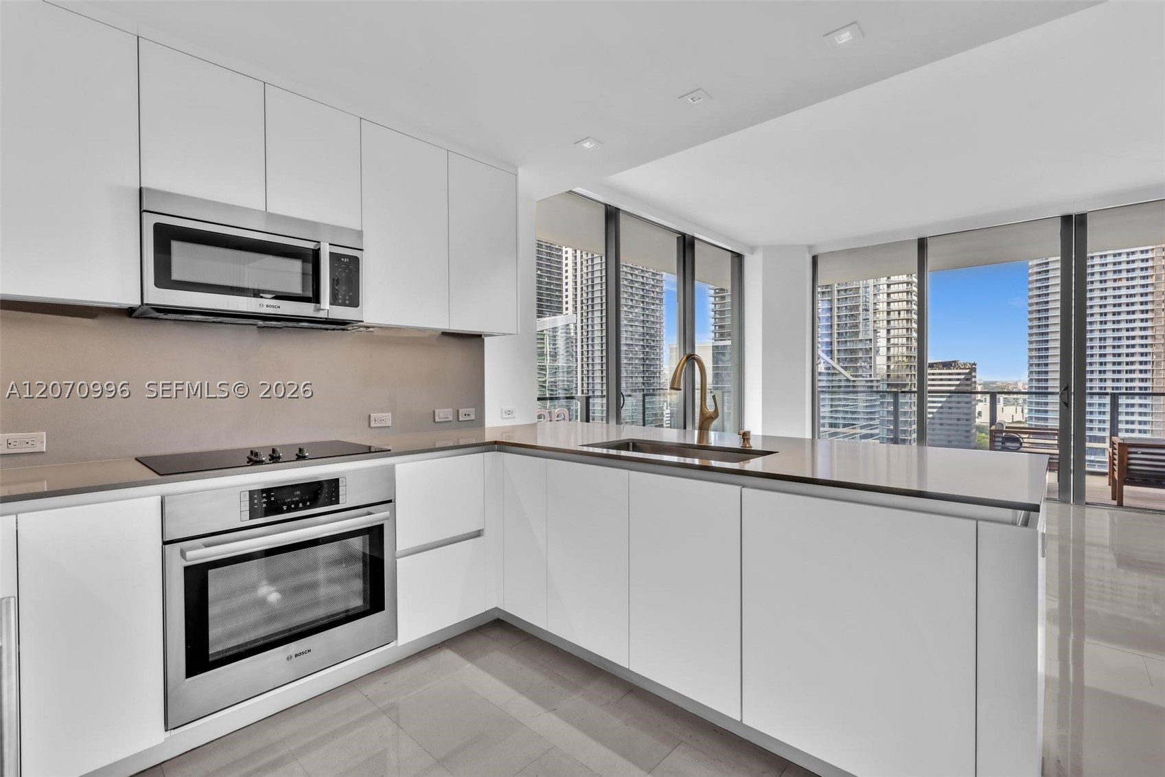 68 SE 6th St #1702, Miami FL 33131