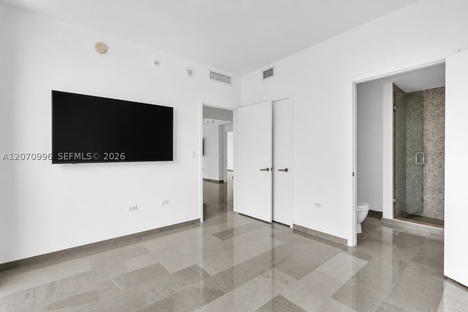 68 SE 6th St #1702, Miami FL 33131