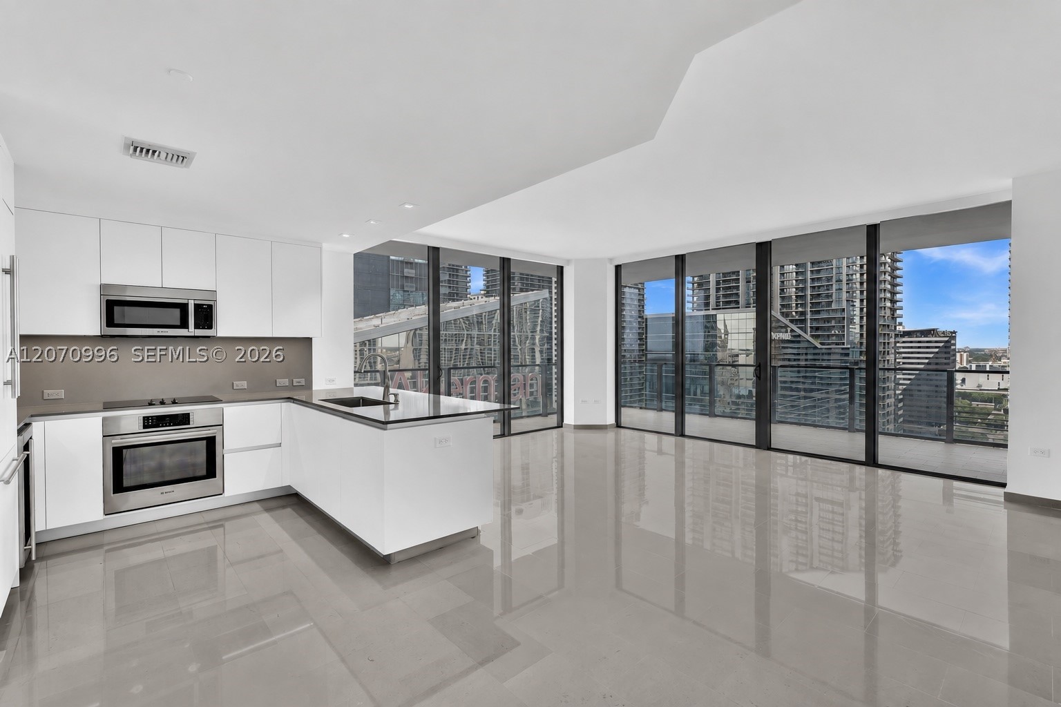 68 SE 6th St #1702, Miami FL 33131