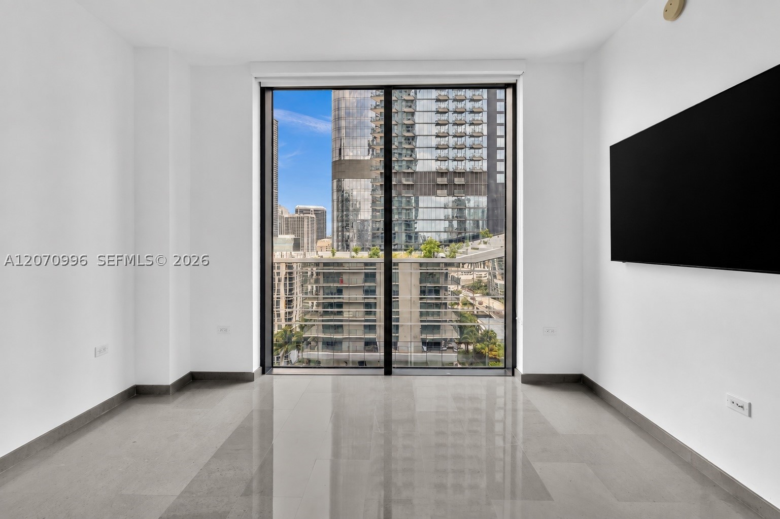 68 SE 6th St #1702, Miami FL 33131