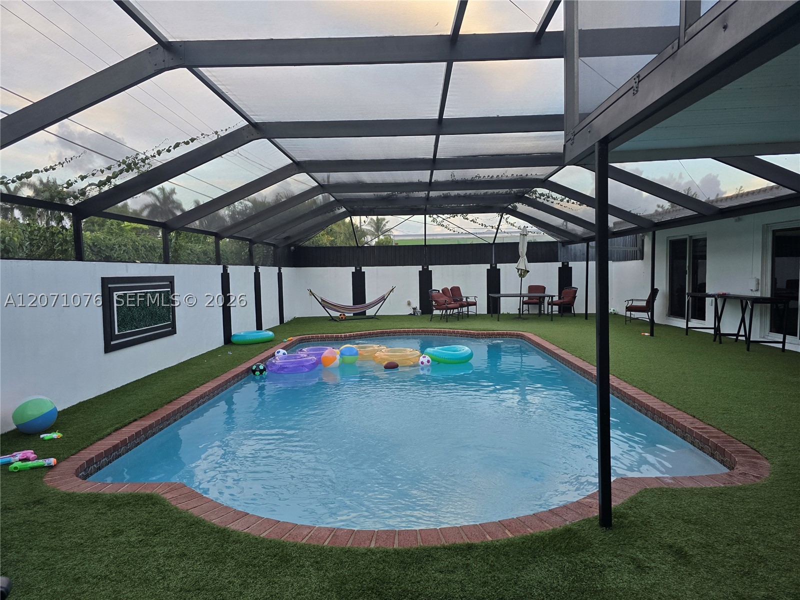 9551 SW 49th St, Miami FL 33165