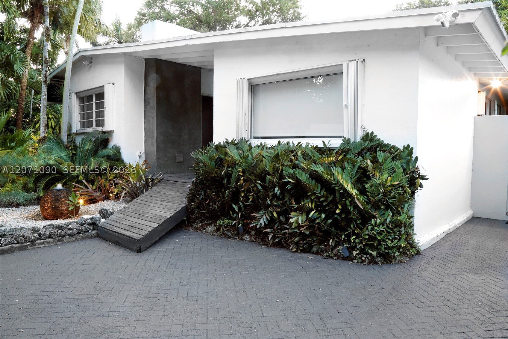 3596 Main Hwy, Miami FL 33133