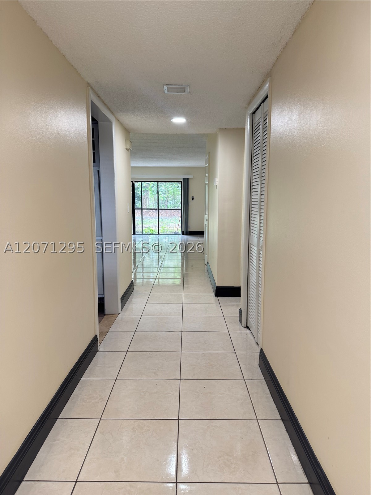 215 Lakeview Dr #105, Weston FL 33326