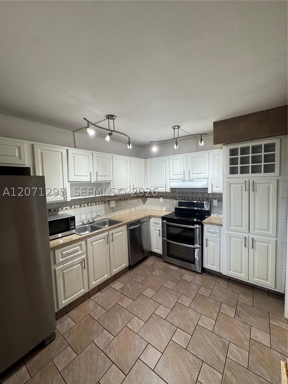 215 Lakeview Dr #105, Weston FL 33326
