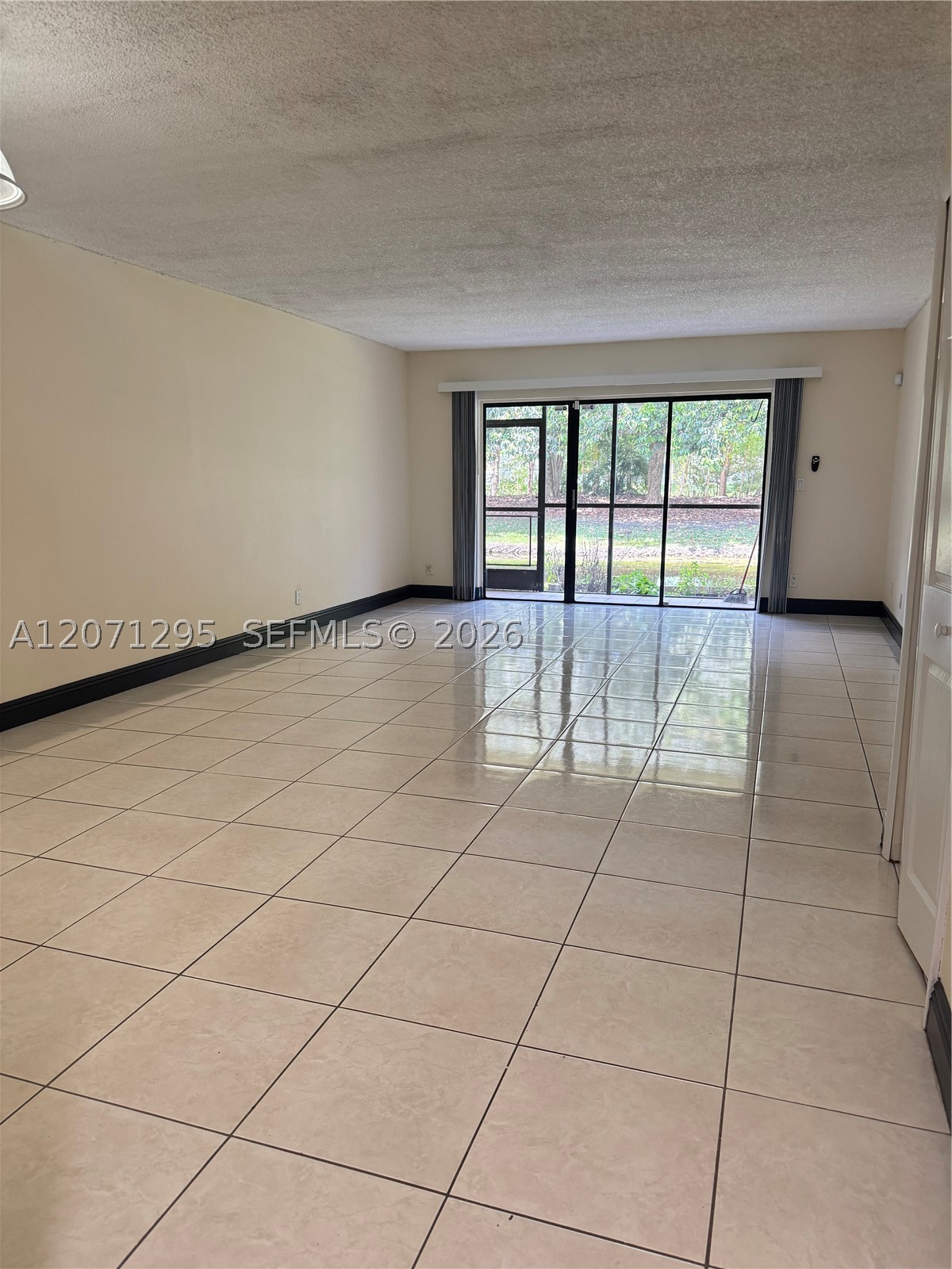 215 Lakeview Dr #105, Weston FL 33326