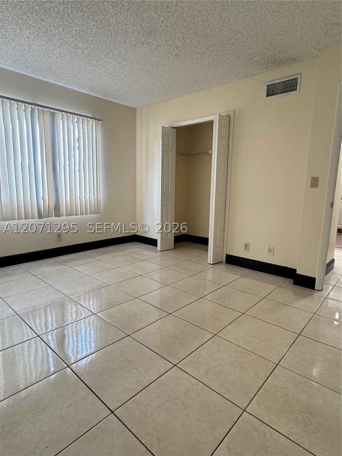 215 Lakeview Dr #105, Weston FL 33326